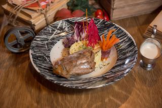 Aripioare de porc cu cartofi, morcovi si sos de hrean