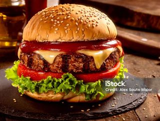 BURGER CURCAN CU CARTOFI PRAJITI