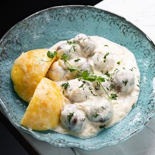 Chiftele de pui cu smantana si mamaliguta coapta