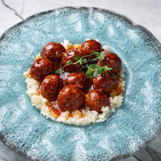 Chiftele de pui cu glazura chilli si orez