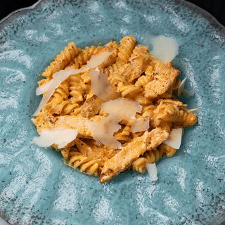 Fusilli cu pui si pesto rosu