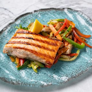 Somon cu legume Stir Fry