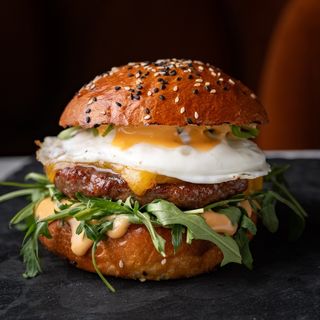 Egg & Cheddar Beeg Burger