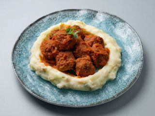 Chiftelute moldovenesti cu sos