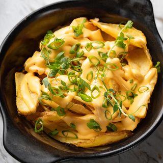 Cartofi cu branza cheddar si ceapa verde