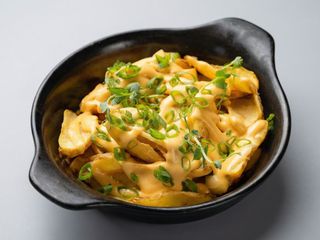 Cartofi cu branza cheddar si ceapa verde