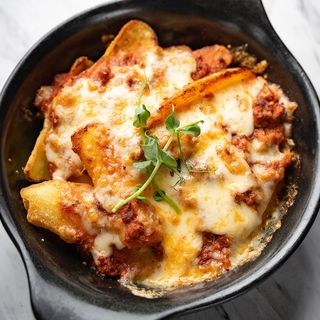 Cartofi cu sos bolognese si branza