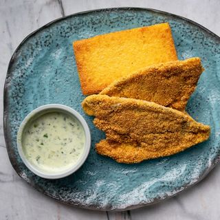 File Dorada Prajita Cu Mamaliga Si Sos Gremolata