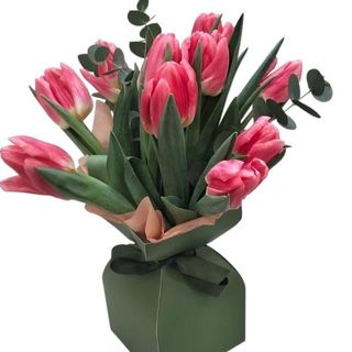 Buchet de lalele roz in vază decorativă