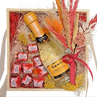 Cutie cadou cu prosseco, bomboane si flori