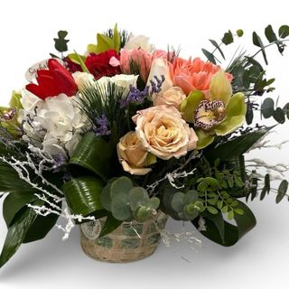 Coș cu trandafiri garden și orhidee