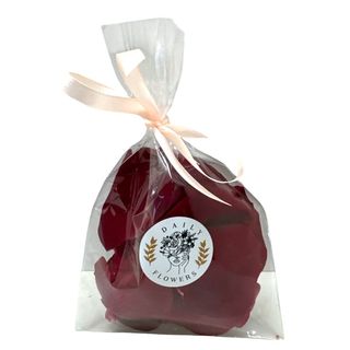 Petale de trandafiri rosii