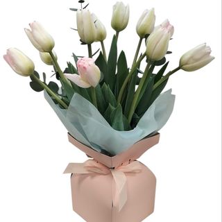 Lalele albe in vaza decorativă