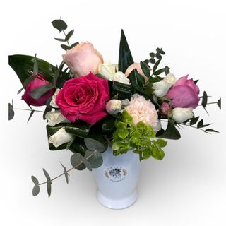 Aranjament floral in vas ceramic alb si cadou floral