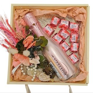 Cutie cadou -bomboane, vin spumant și flori uscate