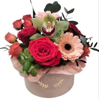 Cutie florală ”Zâmbete și flori!” si CADOU inima rosie de plus