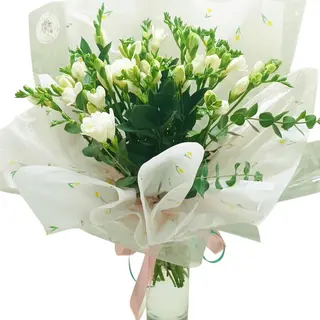 Buchet cu frezii albe