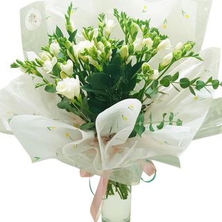 Buchet cu frezii albe
