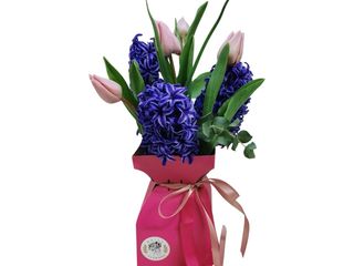 Buchet cu zambile mov si lalele in vază decorativă