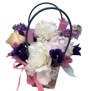 Aranjament parfumat cu bujori si mix de flori fresh