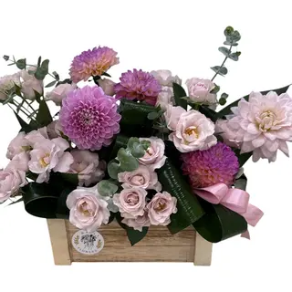 Aranjament floral “Sporul casei” in cutie de lemn