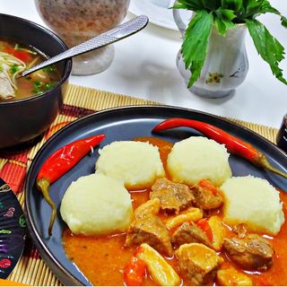 Gulas ardelenesc si garnitura piure de cartofi  