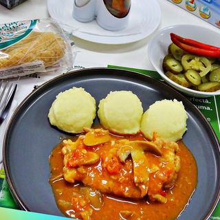 Escalop de pui cu ciuperci si piure de cartofi 400 gr