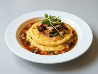 Mamaliga cu branza si jumari in straturi