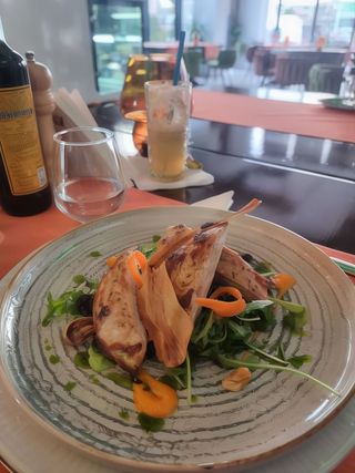 Piept de curcan pe pat de rucola cu merisoare, caju, dresing portocale