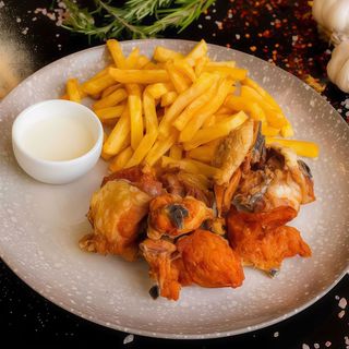 Pui macelaresc la ceaun cu cartofi prajiti si mujdei