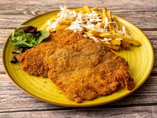 Snitel din piept de CURCAN in Panko servit cu cartofi prajiti si branza rasa