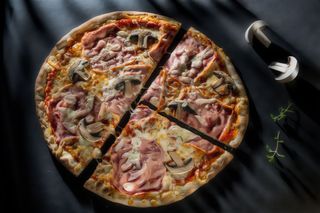 Pizza cu sunca si ciuperci