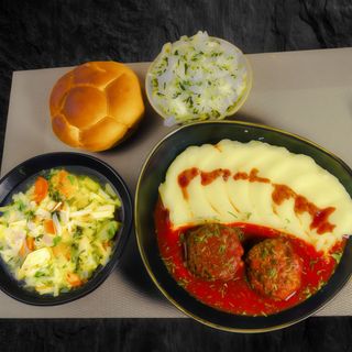 MENIUL ZILEI CHIFTELE PUI CU GARNITURA LA ALEGERE