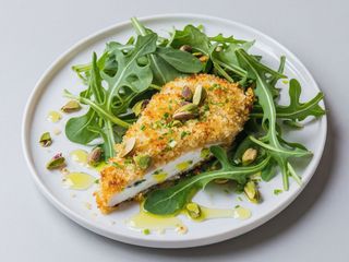 Salata de pui cu brie in crusta de panko cu fistic