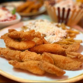 Pui crispy cu sos de usturoi și cartofi prăjiți