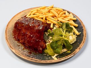 Coaste de porc maturate în sos BBQ