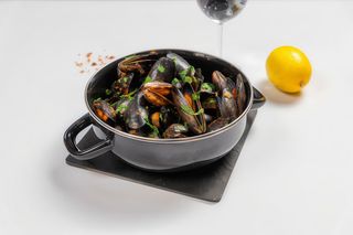 Midii in sos de vin alb