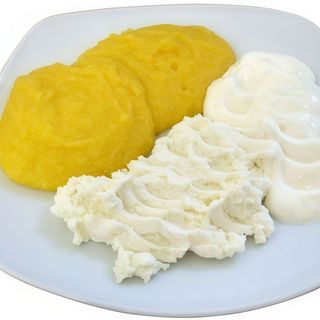 Meniu mămăligă cu brânză și smântână