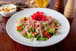 Salată cu prosciutto