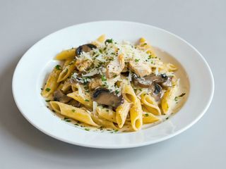 Paste al forno polo e fuungi