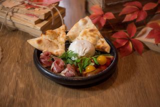 Burrata pe pat de rosii cherry