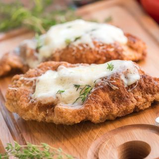 Piept de pui cu parmesan,linguini cu nuca