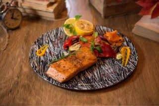 File de somon la gratar cu legume