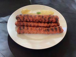 Mititei, paine si mustar