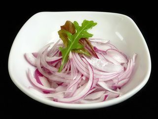 Salata ce ceapa rosie