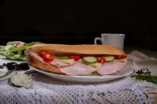 Sandwich cu șunculită afumată, cașcaval și legume proaspete