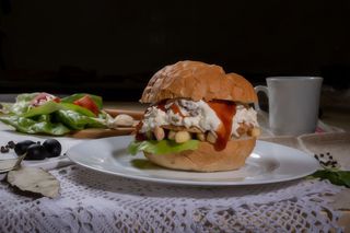 Hamburger cu piept de pui la grătar