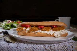 Sandwich cu șnițel crispy, varză cu maioneză și ardei roșu