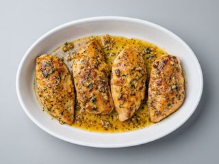 Piept de curcan în sos de vin și tarhon
