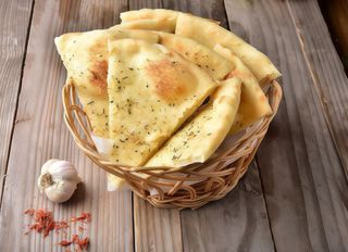 Focaccia cu usturoi și parmezan